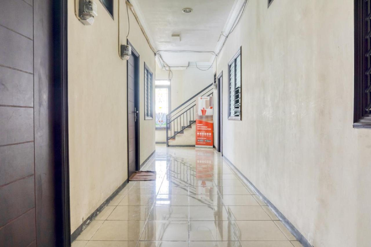 RedDoorz near Widya Mandala University Surabaya Bagian luar foto