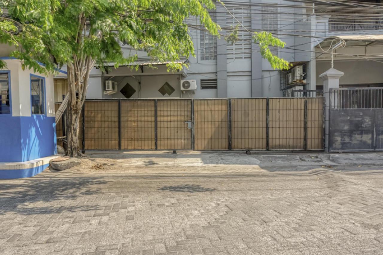 RedDoorz near Widya Mandala University Surabaya Bagian luar foto